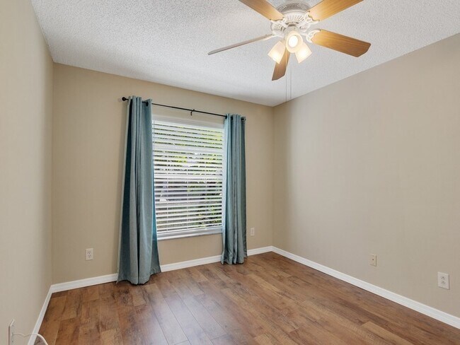 Building Photo - 962 E 13th Square