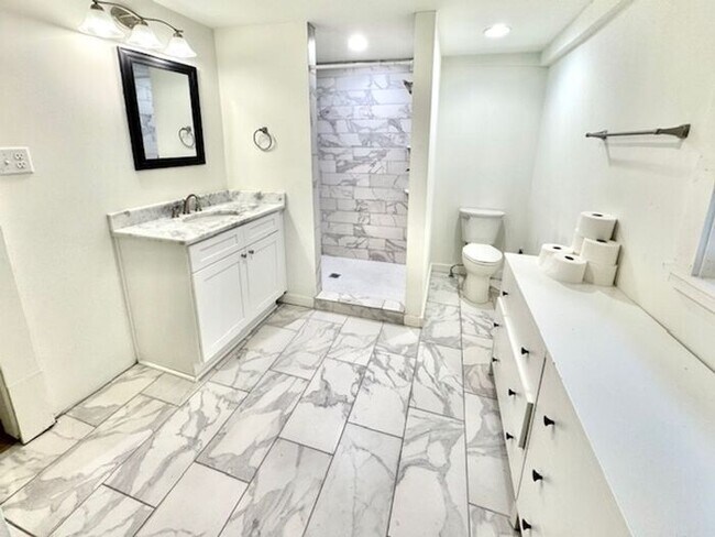 Building Photo - Historic Large Beautiful midtown home near Rhodes College available for Rent!