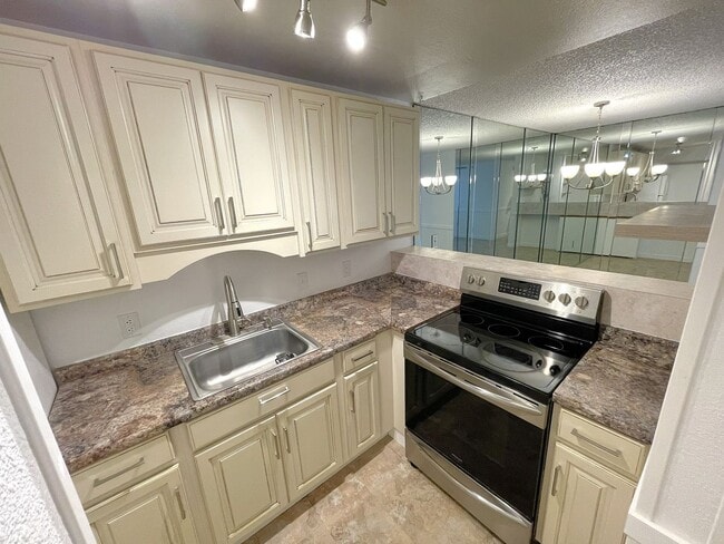 Building Photo - Updated 2-Bedroom Condo in Prime South Kihei Location in Keonekai Villages