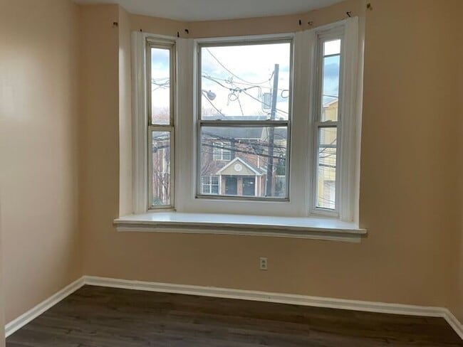 Building Photo - Section 8 welcome 3 Bed w bonus room Pet-F...