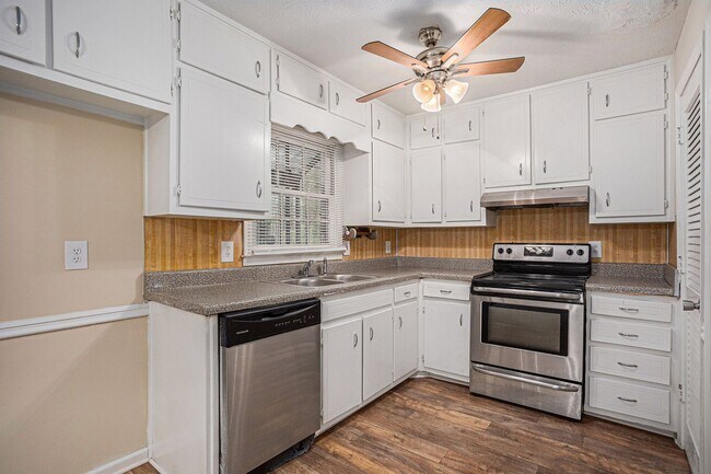 Building Photo - 3 bdrm, 2 bath in Stonecrest