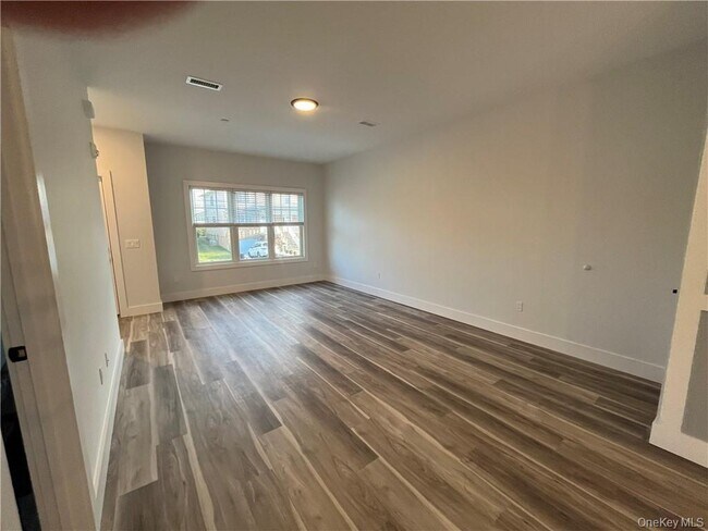 Building Photo - 195 Park Ave