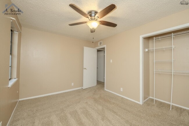 Building Photo - 5222 Jamaica Dr