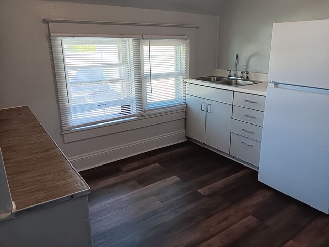 Building Photo - 344 1st St