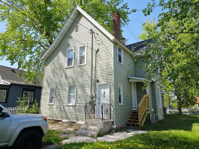Building Photo - 717 31st Ave N