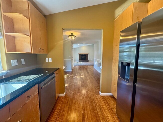 Building Photo - $500 Move In Discount! | 3 Bedroom 2 Bath ...