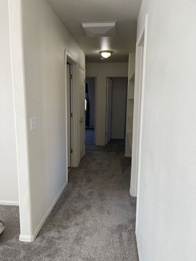 Building Photo - 3 bed, 2 bath, 2 car garage