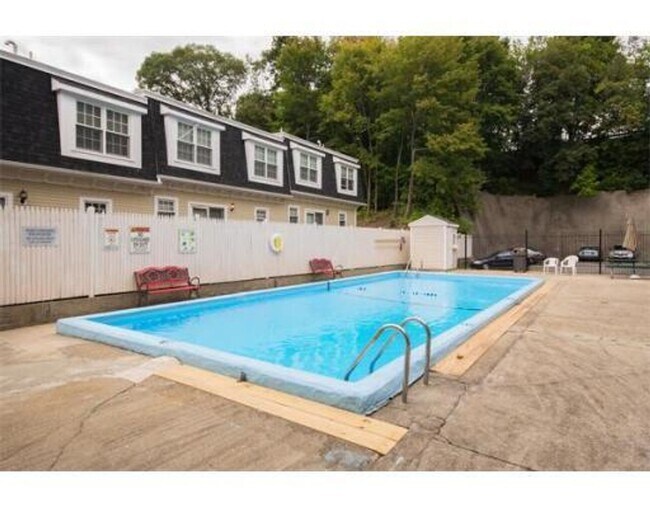 Building Photo - Brighton 2bed / 1bath with heat and hot water included in rent- building has a swimming pool