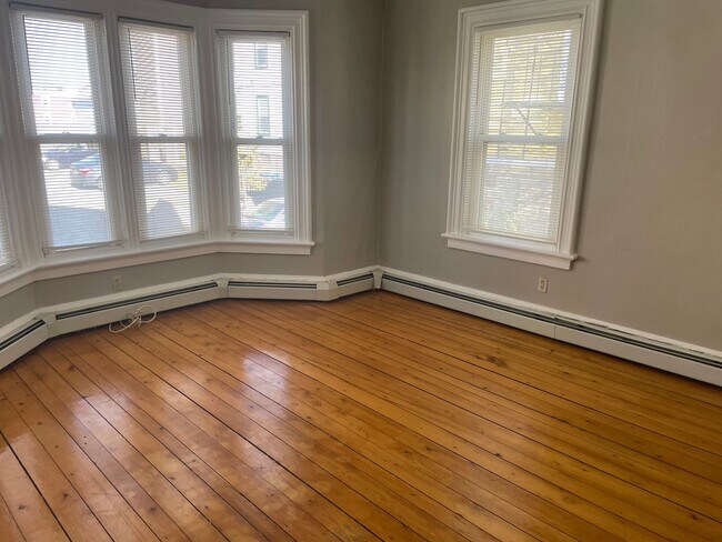 Building Photo - 128 Penn St