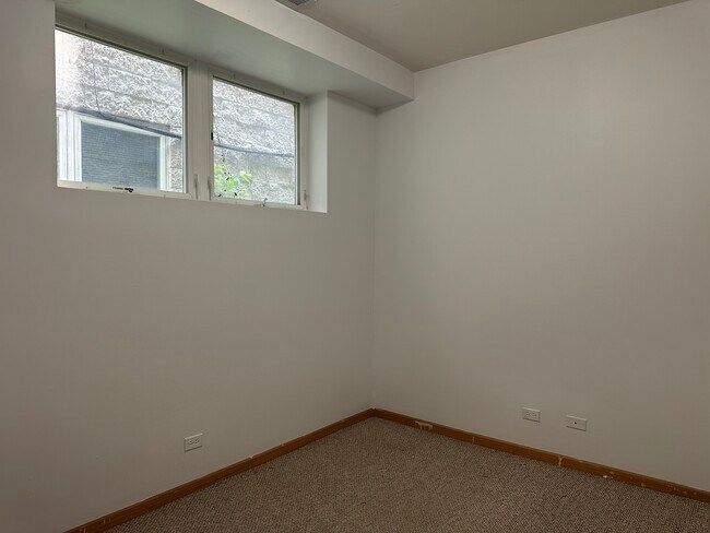 Building Photo - 2423 W Harrison St