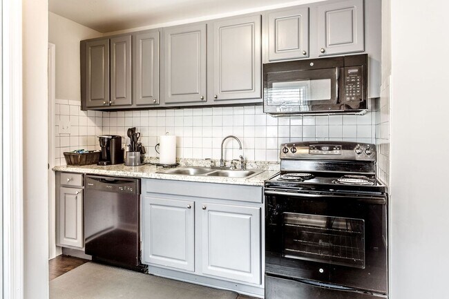 Building Photo - 222 W 31st St