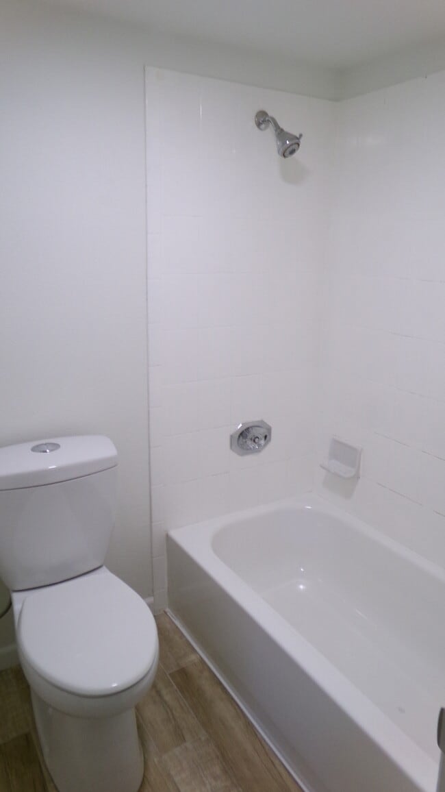 Building Photo - 924 Queens Ct