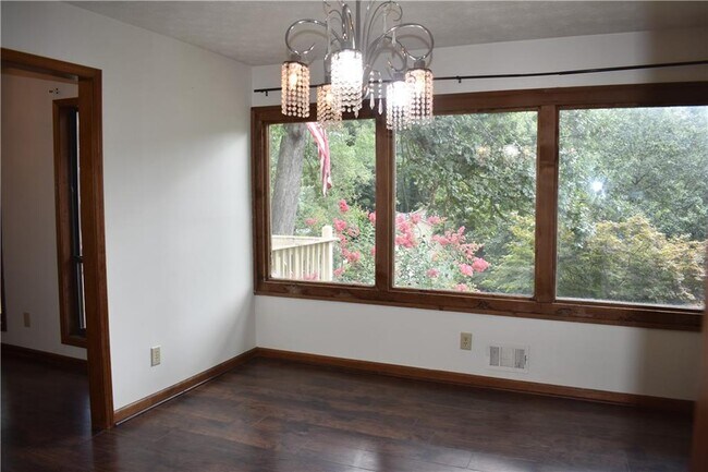 Building Photo - 2811 Pine Cone Ln