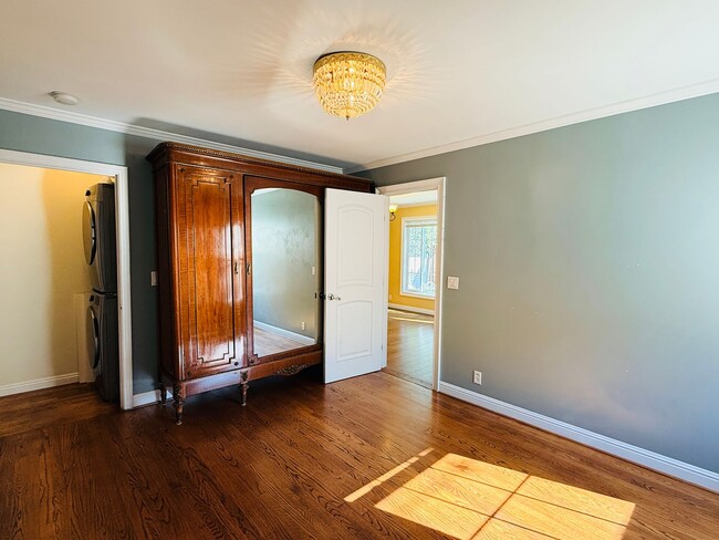 Building Photo - Great 1 Bedroom Home With In Unit Laundry and Private Patio in Menlo Park