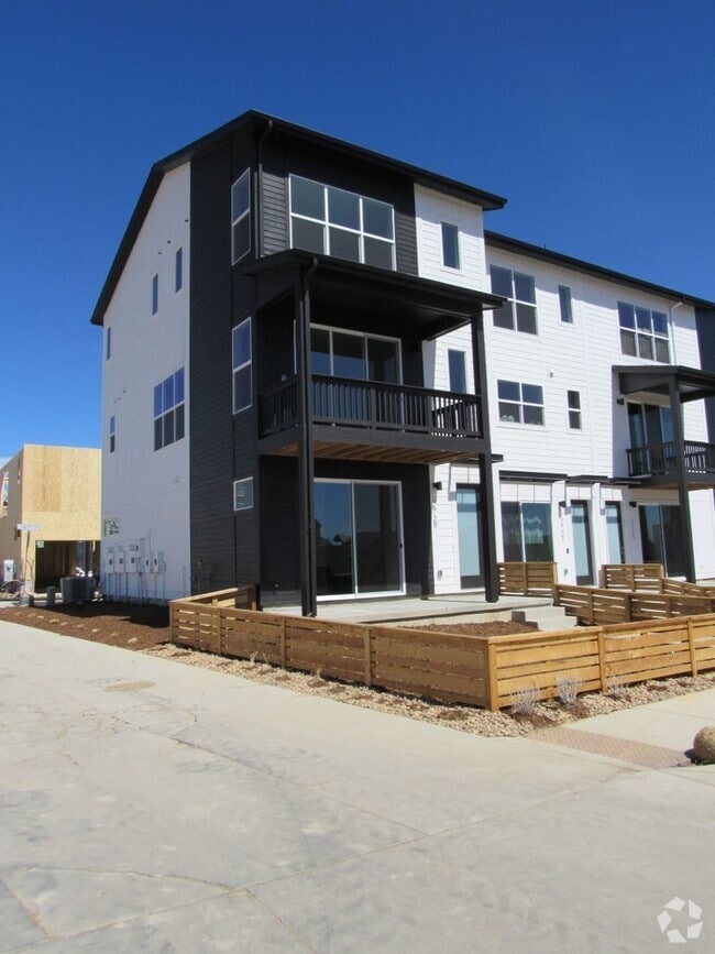 Building Photo - Modern Solar Powered Home in Broomfield
