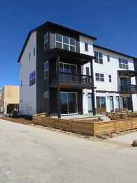 Building Photo - Modern Solar Powered Home in Broomfield