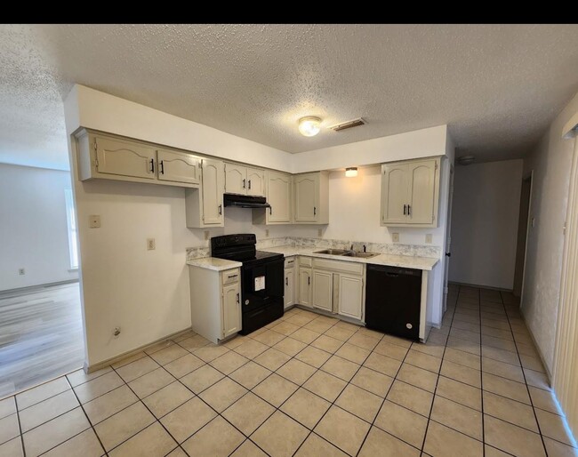 Building Photo - 10525 Big Thicket Dr