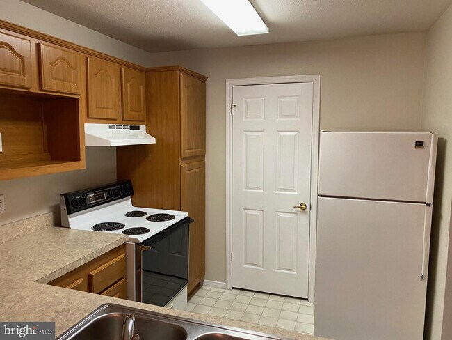 Building Photo - 310 Canterbury Rd