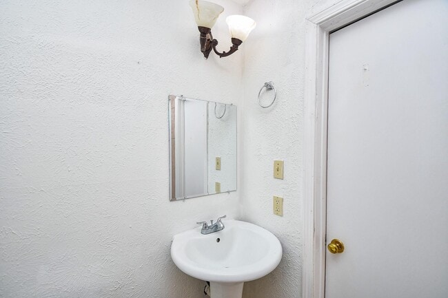 Building Photo - 6915 Jeb Stuart Dr