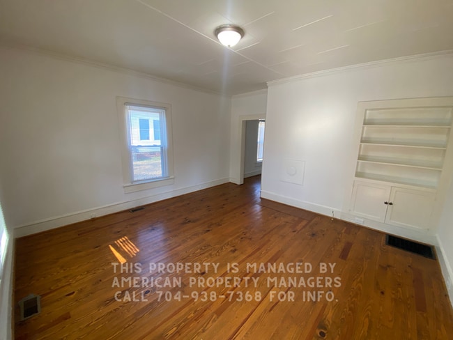 Building Photo - 605 E 10th St