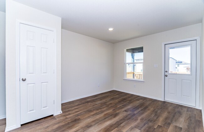 Building Photo - 5911 Rolling Gln