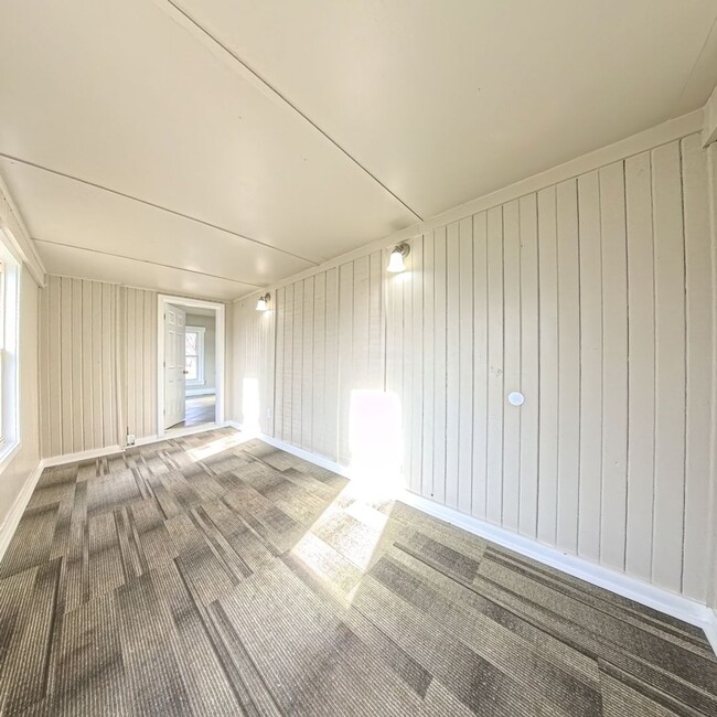 Building Photo - Newly remodeled 3 bedroom 2 bathroom home-Located in Jefferson