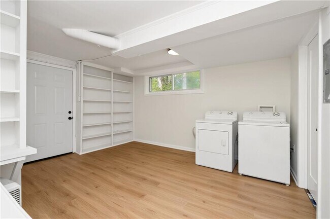Building Photo - 1690 Cotswold Dr NE