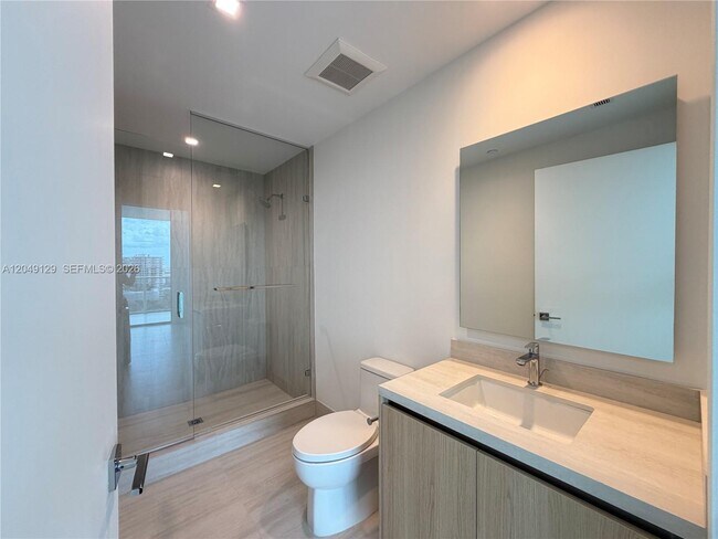 Building Photo - 2411 Laguna Cir