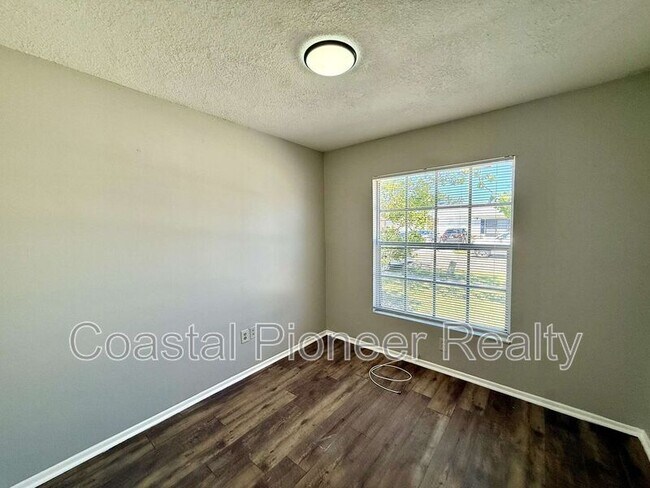 Building Photo - 1242 Coolmont Dr