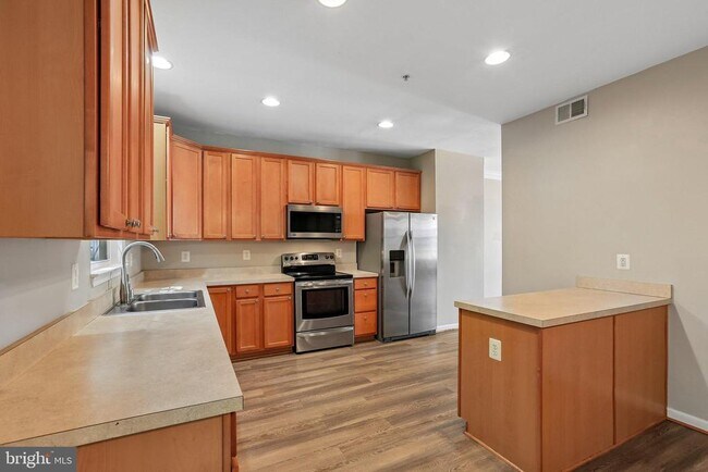 Building Photo - 7721 Valley Oak Dr