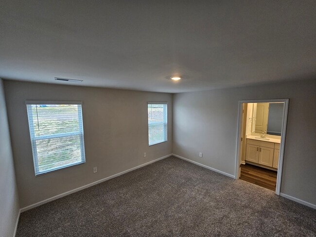 Building Photo - Like-New townhome in Concord