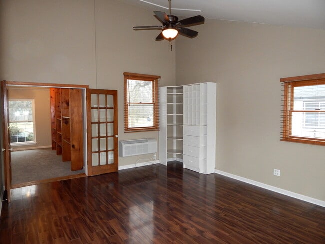 Building Photo - 1985 Navarone Dr