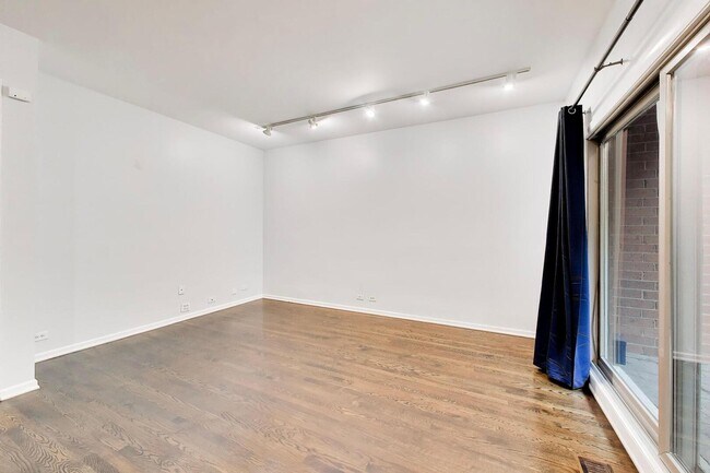 Building Photo - 171 W Goethe St