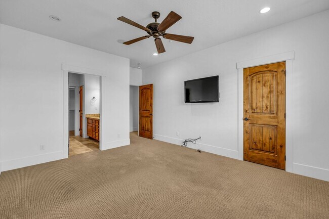 Building Photo - Parks Edge Townhome - BEST PRICE -$2700 pe...