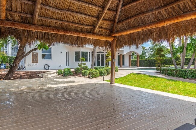 Building Photo - 552 Palm Dr