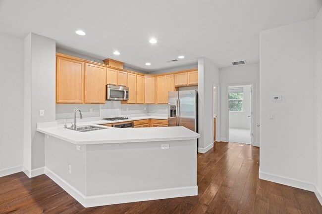 Building Photo - TOSCANA TOWNHOME EMBRACES LUXURY LIVING PRIVACY | SECURITY | MANY UPGRADES