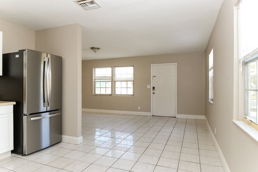 Building Photo - 4610 Pinewood Ave