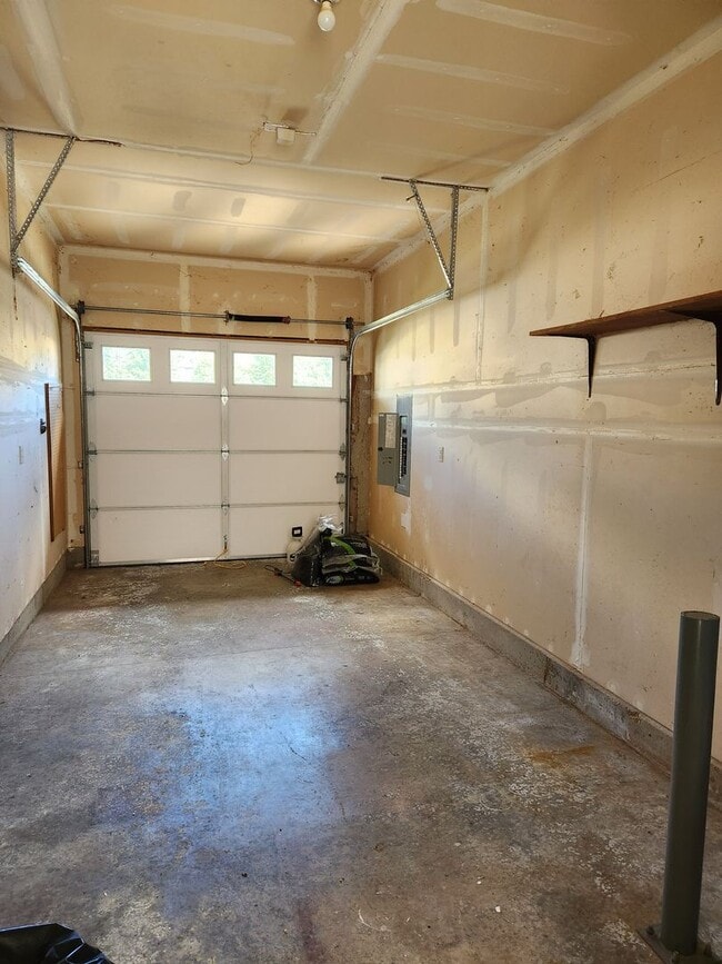 Building Photo - Cozy 3 Bedroom House!!! Ready For New Tena...