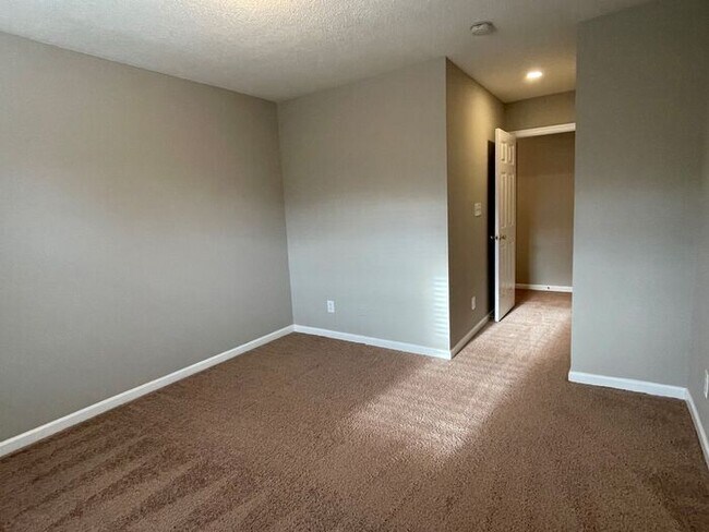 Building Photo - NW Townhome off of New Garden, Updated, Wo...
