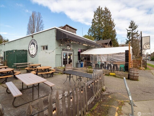 Building Photo - 2Bd/2Ba Seattle Townhouse