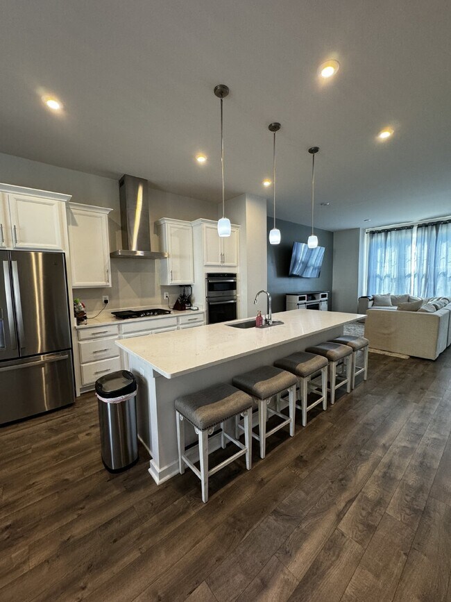 Building Photo - Luxurious 4-Bedroom Townhouse with 3.5 Bat...