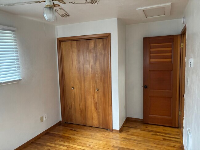 Building Photo - SD-0111