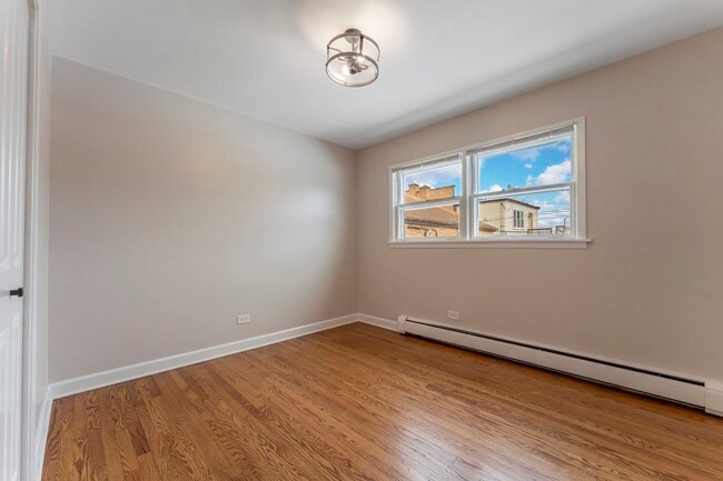 Building Photo - 6031 W Addison St