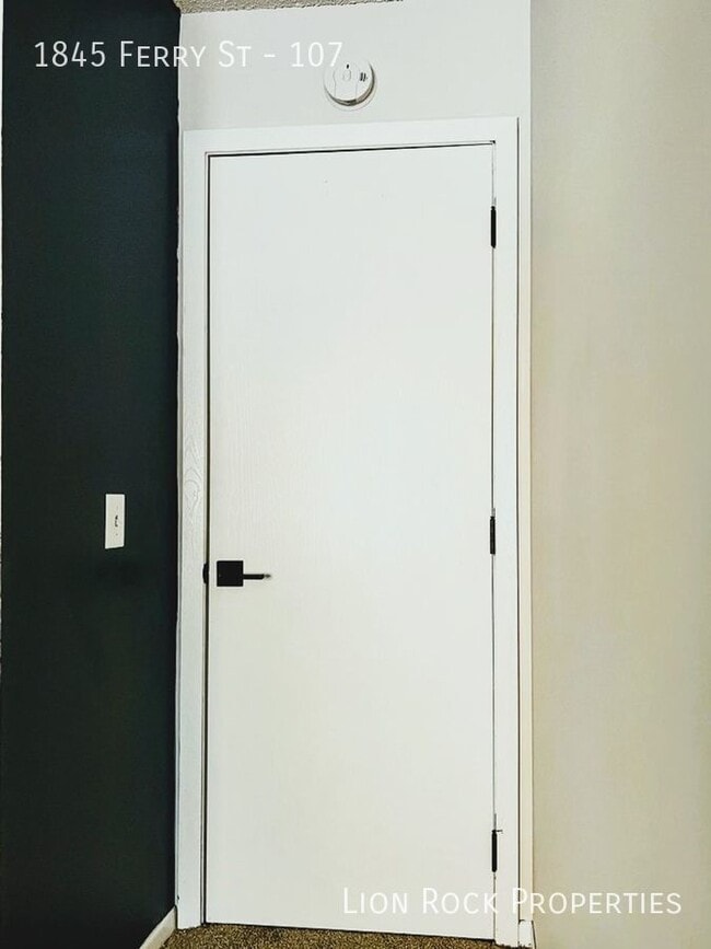 Building Photo - 1845 Ferry St