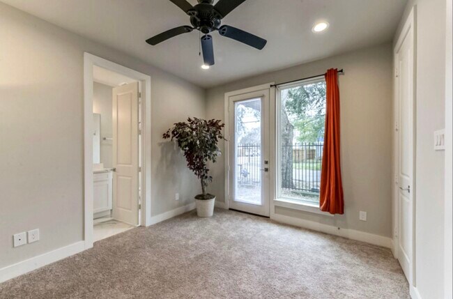 Building Photo - 823 Mansfield St