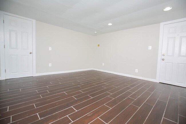 Building Photo - 927 Pine St