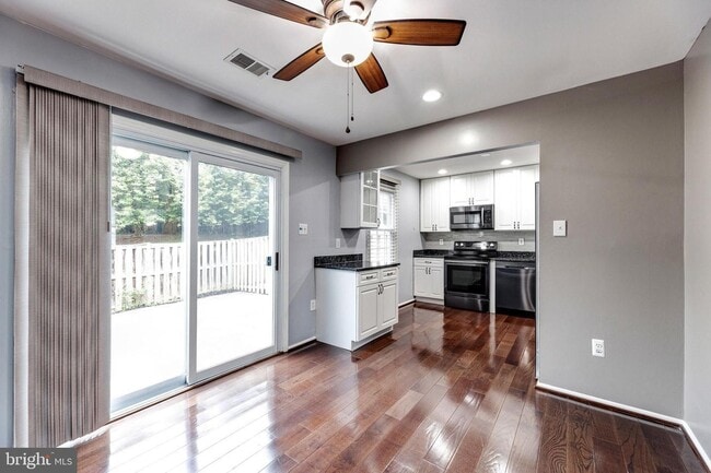 Building Photo - 18 Chantilly Ct