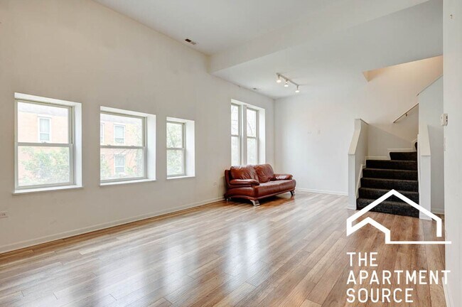 Building Photo - Humboldt Park 2 Bed/2.5 Bath Duplex w/ In Unit Laundry