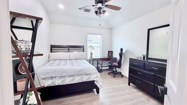 Building Photo - 2708 Sunnycreek Ln