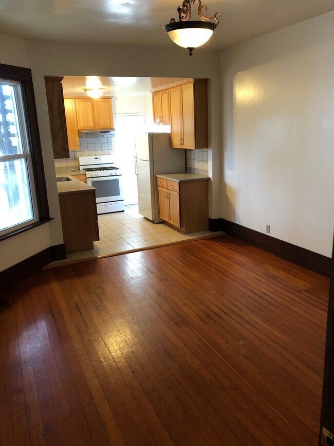 Building Photo - Classic spacious San Francisco Flat in popular Inner Sunset District w/garage parking! OPEN HOUSE...